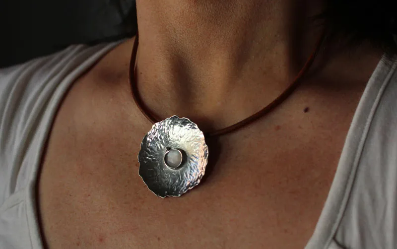 Nenúfar bajo la luna, collar hoja de loto en plata y piedra de luna