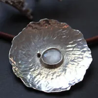 Nenúfar bajo la luna