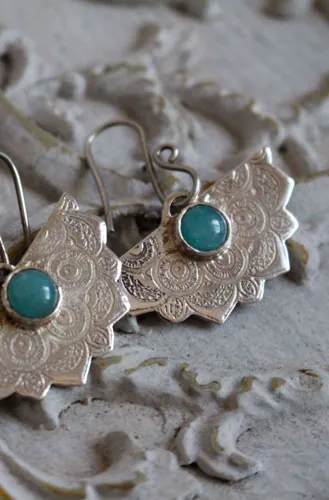 Nīlā pakṣī, aretes orientales en plata con amazonita
