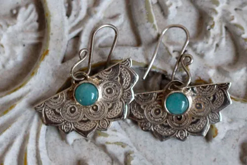 Nīlā pakṣī, aretes orientales en plata con amazonita