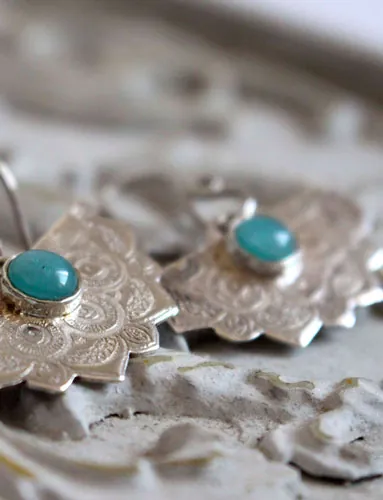 Nīlā pakṣī, aretes orientales en plata con amazonita