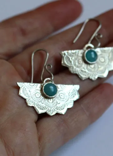 Nīlā pakṣī, aretes orientales en plata con amazonita