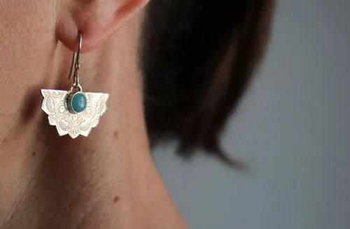 Nīlā pakṣī, aretes orientales en plata con amazonita