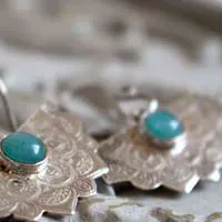 Nīlā pakṣī, aretes orientales en plata con amazonita