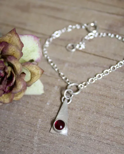 Nilambita, pulsera triangular en plata y piedra de nacimiento (granate, amatista, aguamarina, piedra de luna, ónix, alejandrita, rubí, peridoto, zafiro, ópalo, citrino, turquesa)