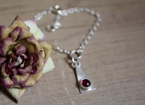 Nilambita, pulsera triangular en plata y piedra de nacimiento (granate, amatista, aguamarina, piedra de luna, ónix, alejandrita, rubí, peridoto, zafiro, ópalo, citrino, turquesa)
