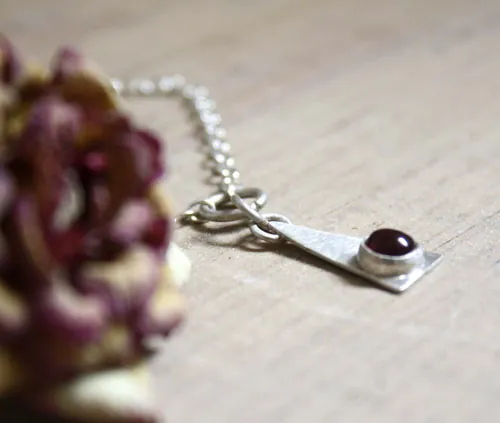 Nilambita, pulsera triangular en plata y piedra de nacimiento (granate, amatista, aguamarina, piedra de luna, ónix, alejandrita, rubí, peridoto, zafiro, ópalo, citrino, turquesa)