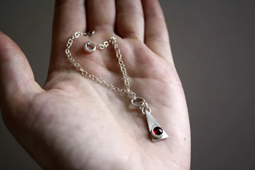 Nilambita, pulsera triangular en plata y piedra de nacimiento (granate, amatista, aguamarina, piedra de luna, ónix, alejandrita, rubí, peridoto, zafiro, ópalo, citrino, turquesa)