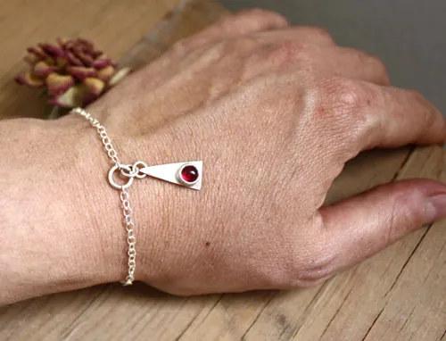 Nilambita, pulsera triangular en plata y piedra de nacimiento (granate, amatista, aguamarina, piedra de luna, ónix, alejandrita, rubí, peridoto, zafiro, ópalo, citrino, turquesa)