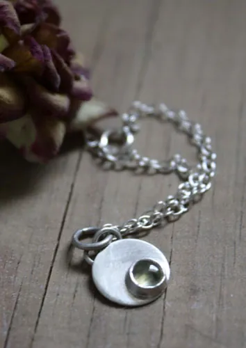 Nima, pulsera redonda en plata y piedra de nacimiento (granate, amatista, aguamarina, piedra de luna, ónix, alejandrita, rubí, peridoto, zafiro, ópalo, citrino, turquesa)