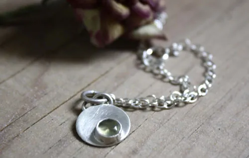 Nima, pulsera redonda en plata y piedra de nacimiento (granate, amatista, aguamarina, piedra de luna, ónix, alejandrita, rubí, peridoto, zafiro, ópalo, citrino, turquesa)