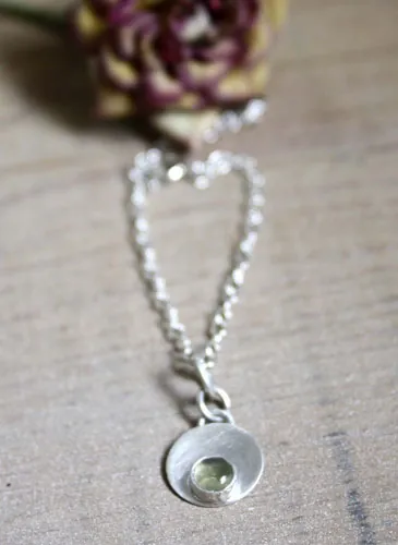 Nima, pulsera redonda en plata y piedra de nacimiento (granate, amatista, aguamarina, piedra de luna, ónix, alejandrita, rubí, peridoto, zafiro, ópalo, citrino, turquesa)