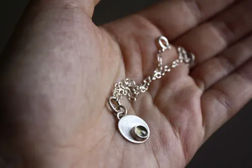 Nima, pulsera redonda en plata y piedra de nacimiento (granate, amatista, aguamarina, piedra de luna, ónix, alejandrita, rubí, peridoto, zafiro, ópalo, citrino, turquesa)