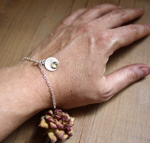 Nima, round bracelet in silver and birthstone (garnet, amethyst, aquamarine, moonstone, onyx, alexandrite, ruby, peridot, sapphire, opal, citrine, turquoise)