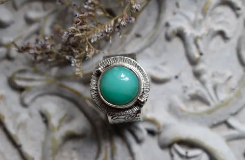 Ninfa del estanque, anillo hoja de nenúfar en plata y crisoprasa