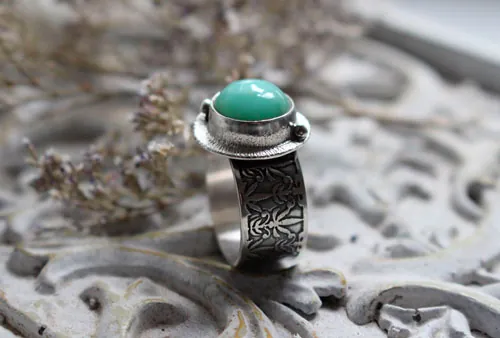 Ninfa del estanque, anillo hoja de nenúfar en plata y crisoprasa
