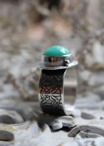 Ninfa del estanque, anillo hoja de nenúfar en plata y crisoprasa