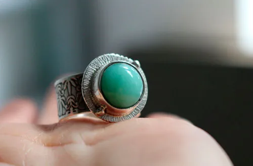 Ninfa del estanque, anillo hoja de nenúfar en plata y crisoprasa