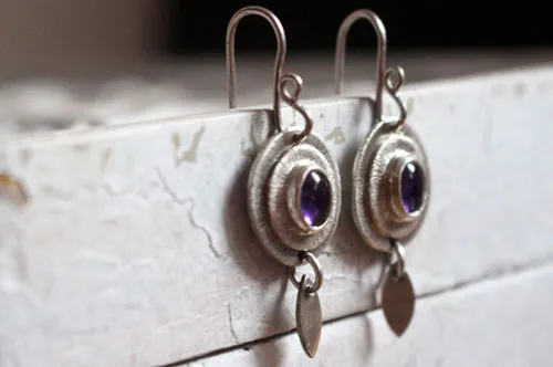 Nova al crepúsculo, aretes celestes en plata y amatista