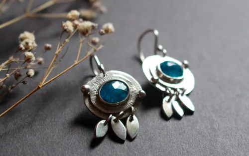 Nova apatita, aretes astronomía en plata y apatita azul