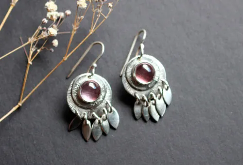Nova corindón, aretes astronomía en plata y zafiro rosa