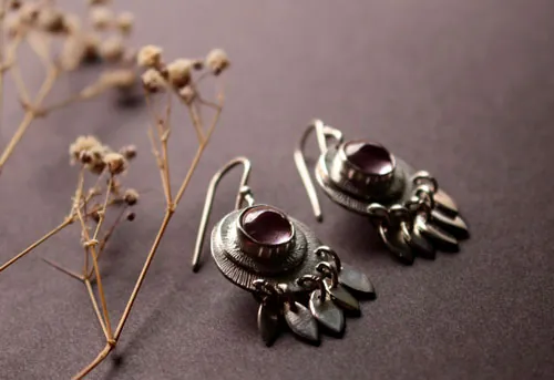 Nova corindón, aretes astronomía en plata y zafiro rosa