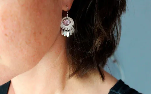 Nova corindón, aretes astronomía en plata y zafiro rosa