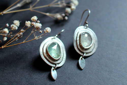 Nova zafiro, aretes astronomía en plata y zafiro verde