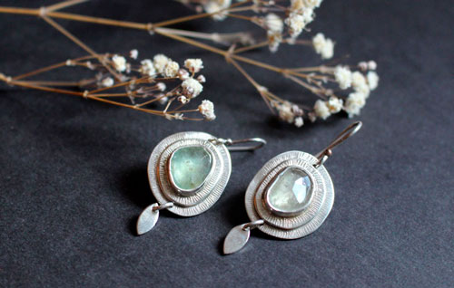 Nova zafiro, aretes astronomía en plata y zafiro verde