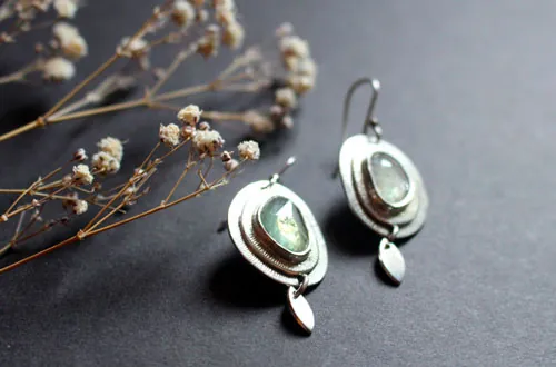 Nova zafiro, aretes astronomía en plata y zafiro verde