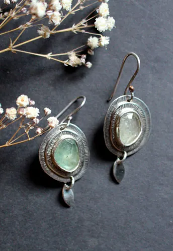 Nova zafiro, aretes astronomía en plata y zafiro verde
