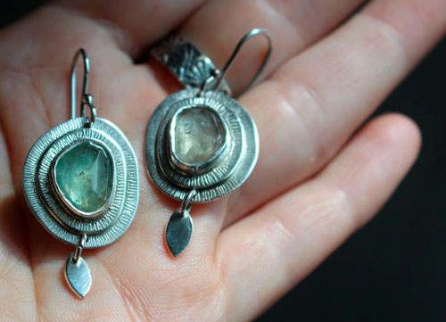 Nova zafiro, aretes astronomía en plata y zafiro verde