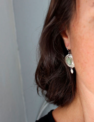 Nova zafiro, aretes astronomía en plata y zafiro verde