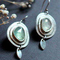 Nova zafiro, aretes astronomía en plata y zafiro verde