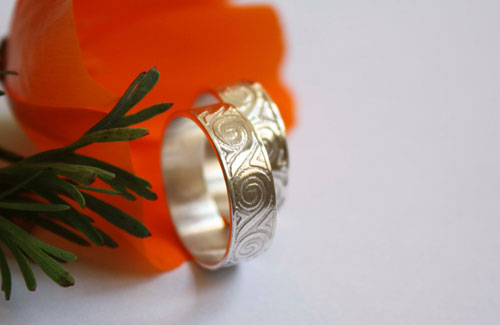 Oceánide, anillo de matrimonio con olas griegas en plata