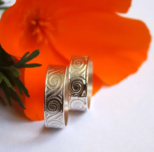 Oceánide, anillo de matrimonio con olas griegas en plata