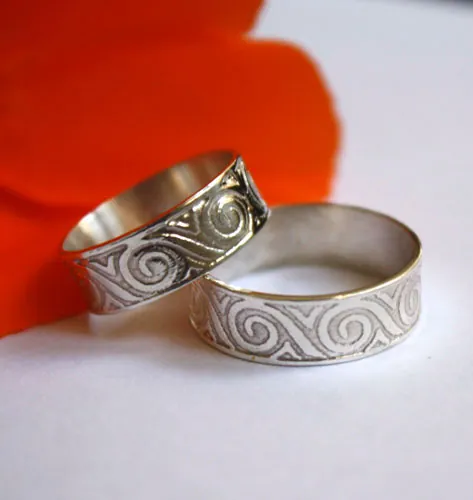 Oceánide, anillo de matrimonio con olas griegas en plata