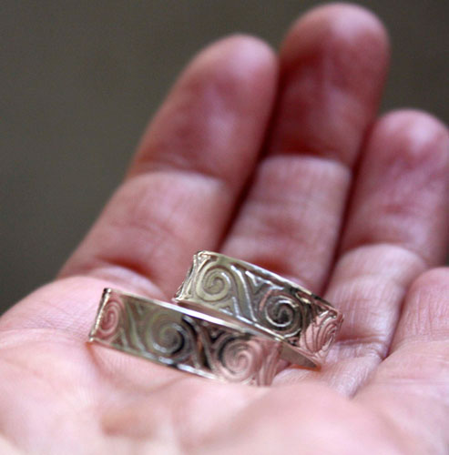 Oceánide, anillo de matrimonio con olas griegas en plata