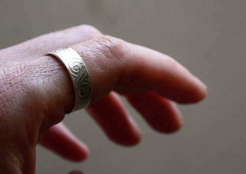 Oceánide, anillo de matrimonio con olas griegas en plata