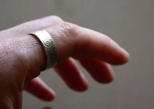 Oceánide, anillo de matrimonio con olas griegas en plata