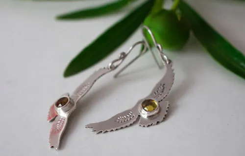 Oda al sol, aretes águila indígena en plata y zircón amarillo