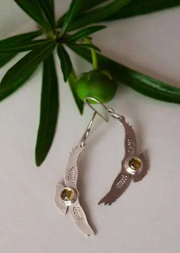 Oda al sol, aretes águila indígena en plata y zircón amarillo