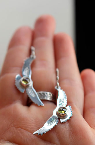 Oda al sol, aretes águila indígena en plata y zircón amarillo