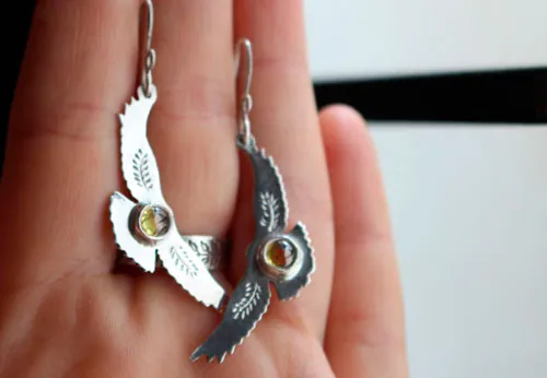 Oda al sol, aretes águila indígena en plata y zircón amarillo