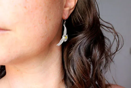Oda al sol, aretes águila indígena en plata y zircón amarillo