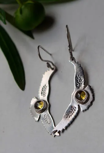 Oda al sol, aretes águila indígena en plata y zircón amarillo
