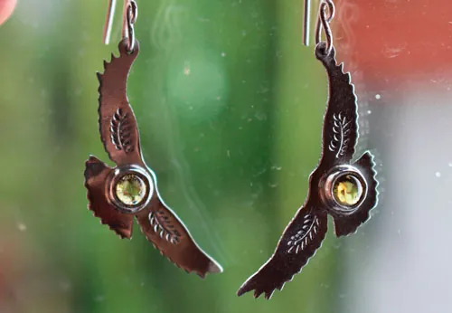 Oda al sol, aretes águila indígena en plata y zircón amarillo