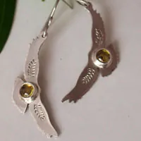 Oda al sol, aretes águila indígena en plata y zircón amarillo