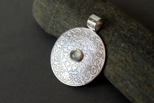Odeline, dije escudo medieval en plata y aguamarina