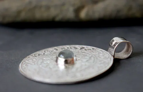 Odeline, dije escudo medieval en plata y aguamarina